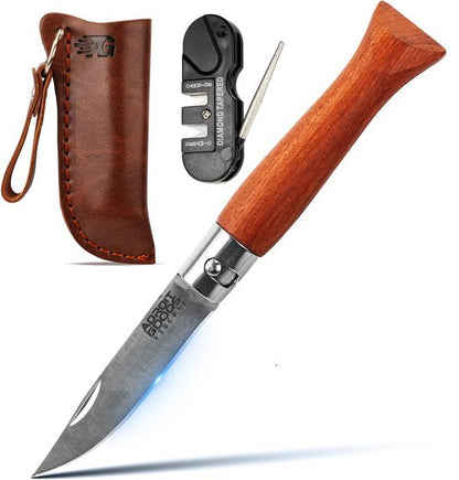 Openschepper met houten handvat, messen slijper en bruin leren hoesje naast elkaar geplaatst.