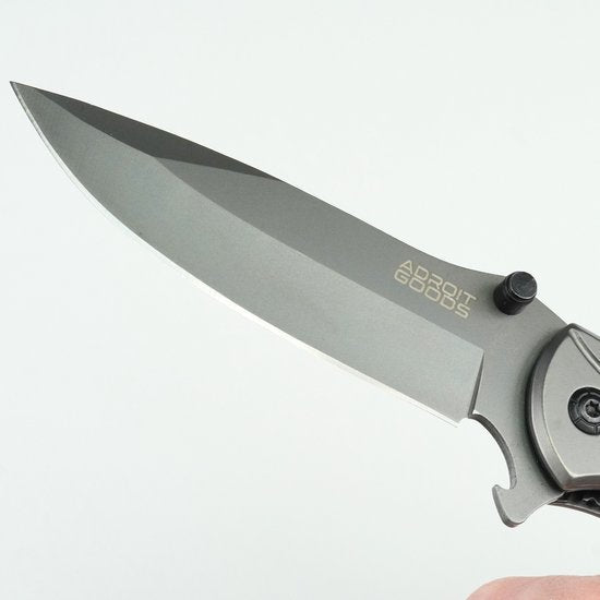 Scherp, modern mes met matte metalen kling en merknaam Adroit Goods zichtbaar