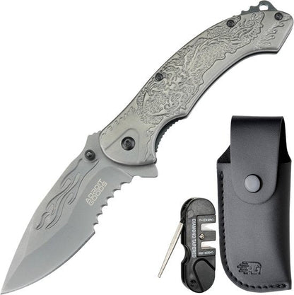 Opvouwbaar mes met gravure en bijpassende zwarte leren schede en slijperhulpmiddel